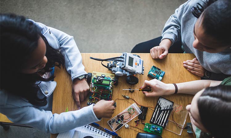 Photo: stem students building a robot