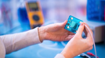 reverse-engineering-expertise-thumb Photo: Engineer examining a component.