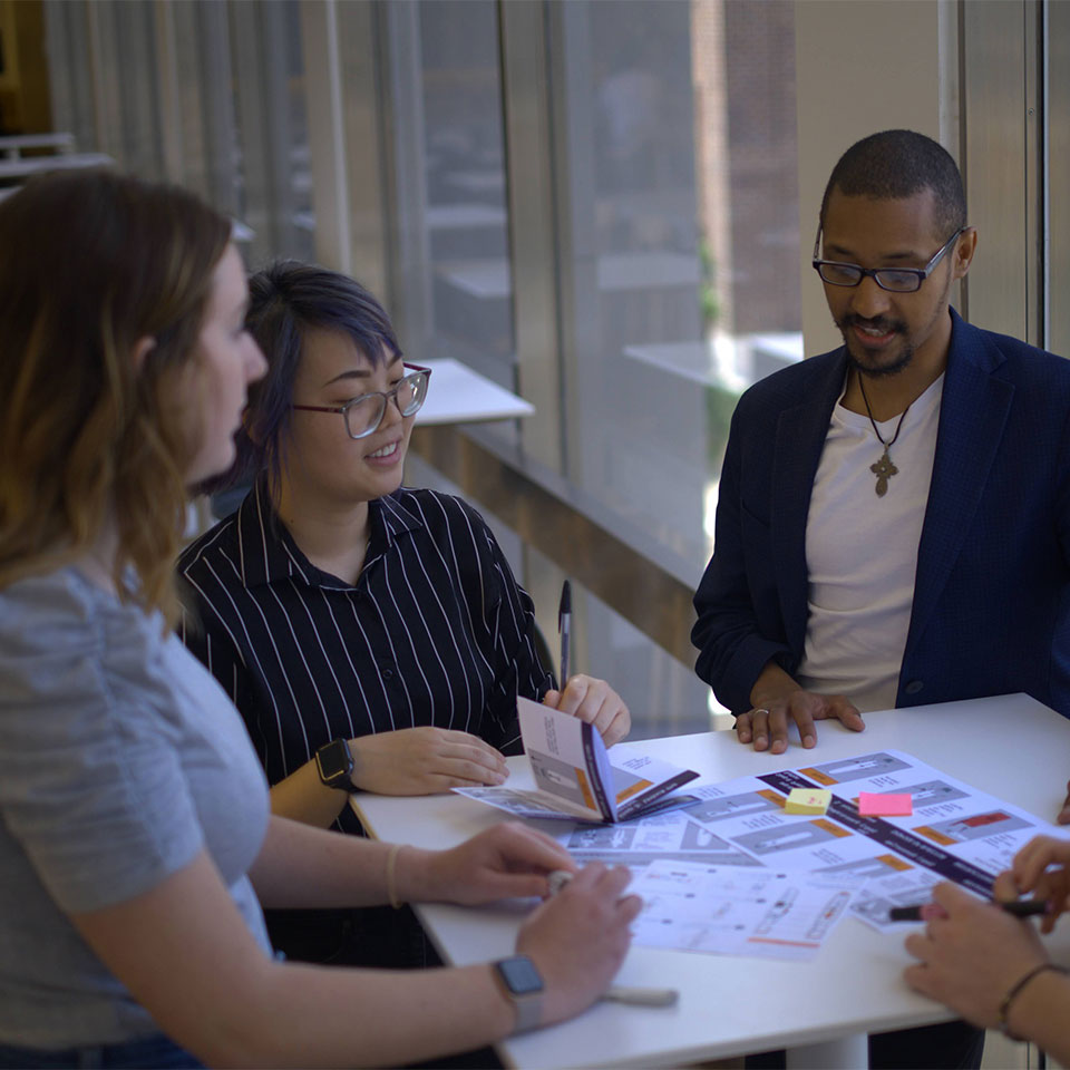 doing-business-with-us-medical-devices-callout Image: Battelle medical device experts discussing a new biotechnology product