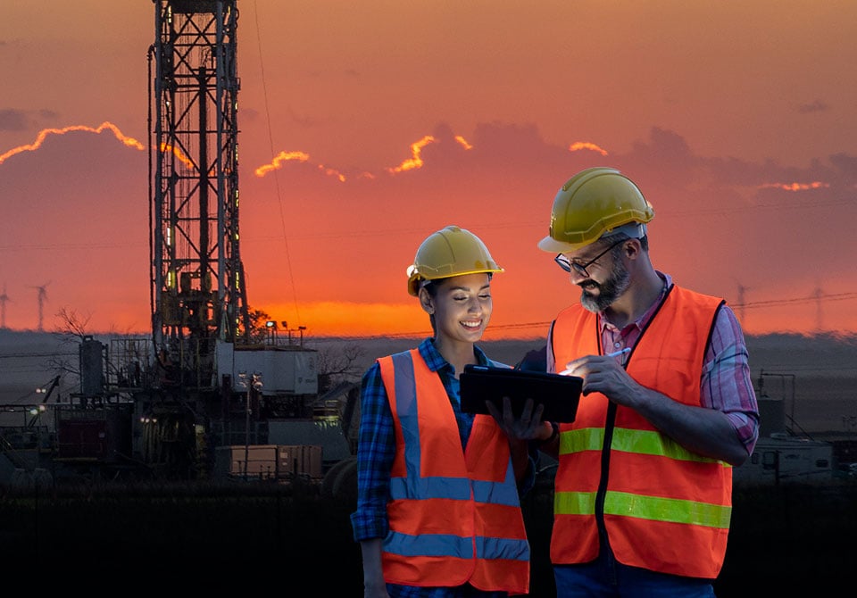 ccs-drilling-faq-callout Image: Two Battelle CCUS experts examining CO2 injection well data