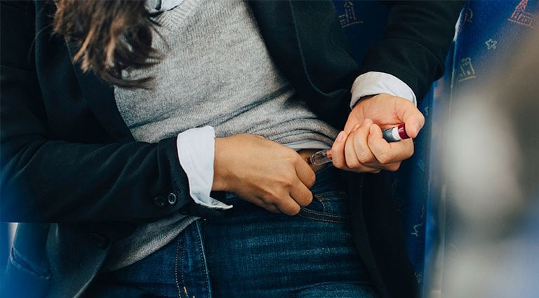 Image: Person using an autoinjector