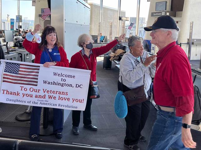 Photo: veterans arriving at the airport in DC for honor flight columbus 