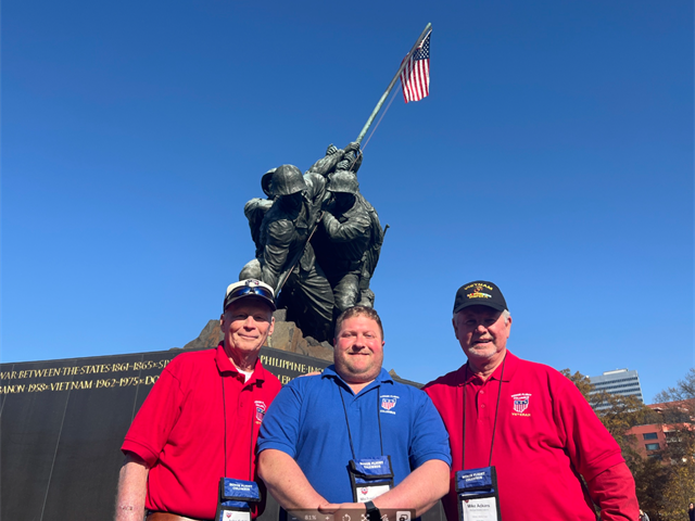 Photo: veterans posing at honor flight 118