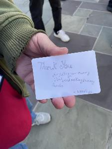 Photo: Note handed to a veteran Ronald Fosdick, United States Army, by a middle school student